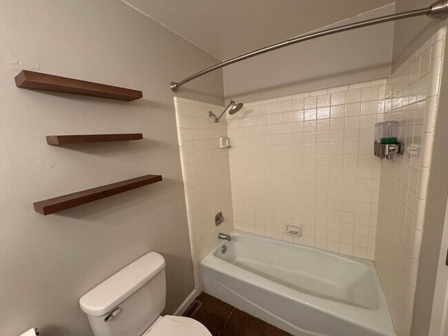 Building Photo - 4860 Lakeside Dr
