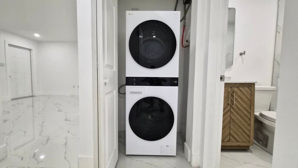 Building Photo - 1825 Scott St