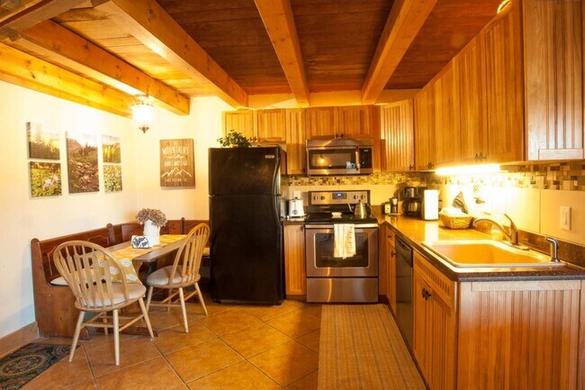 Building Photo - Long Term Rental- Treehouse Condos 302C