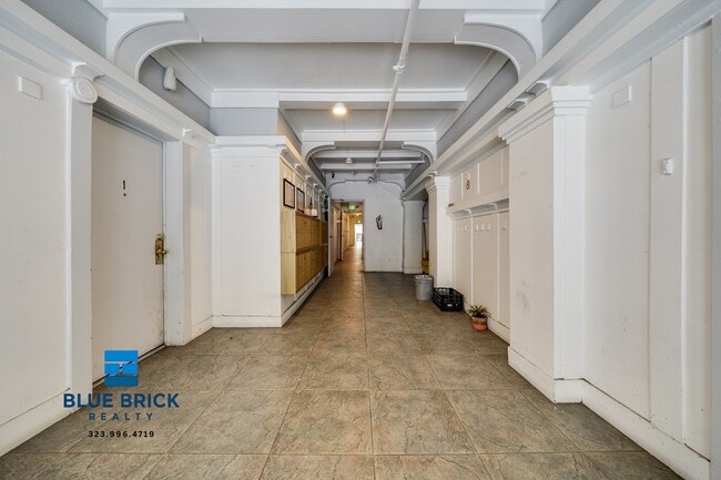 Building Photo - 1420 Flower St