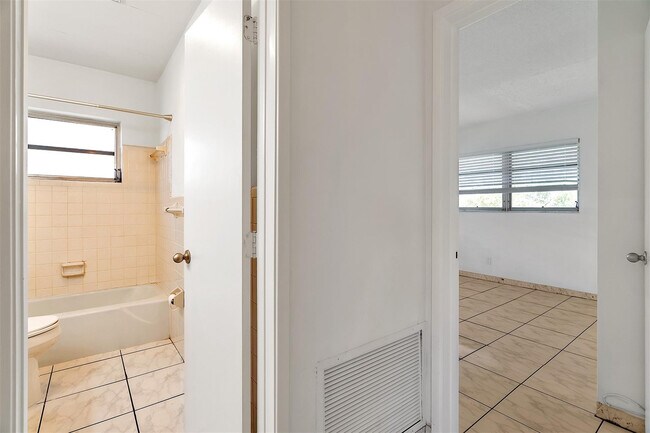 Building Photo - 1049 NW 30th Ct