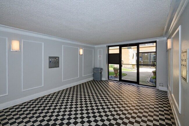 Building Photo - 5459 S Everett Ave