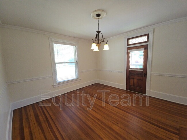 Building Photo - 137 S F St