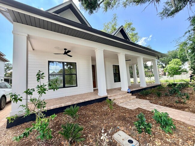 Building Photo - Brand New Custom 5/3.5 Home Steps from Downtown Winter Garden!