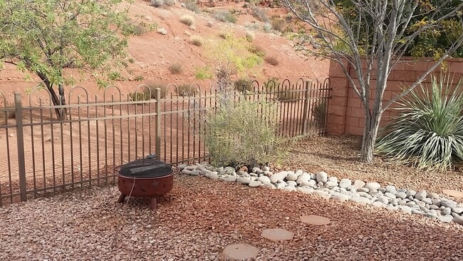 Building Photo - Coral Canyon Home