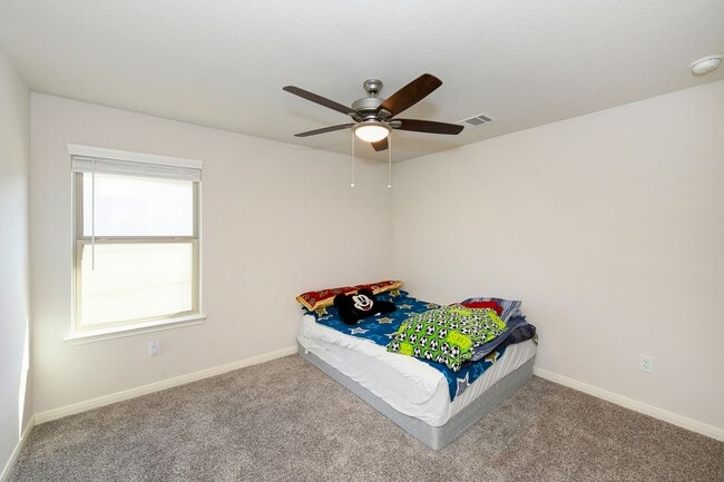 Building Photo - Nestled in the highly sought-after Scenic ...