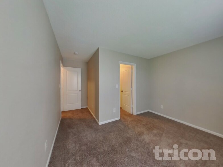 Building Photo - 2195 Lakecrest Dr