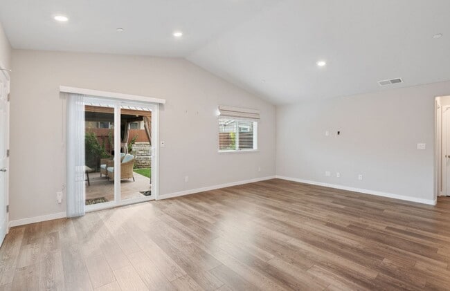 Building Photo - **Welcome Home to Your Dream Residence in Roseville!**