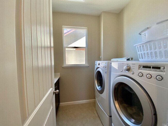 Building Photo - Living in Luxury in a Peaceful Setting