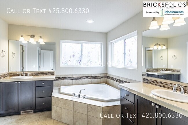 Building Photo - 10251 Eastridge Dr NE