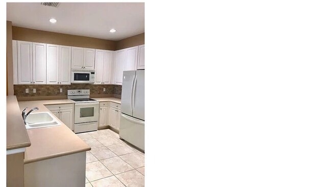 Building Photo - 9952 E Villa Cir