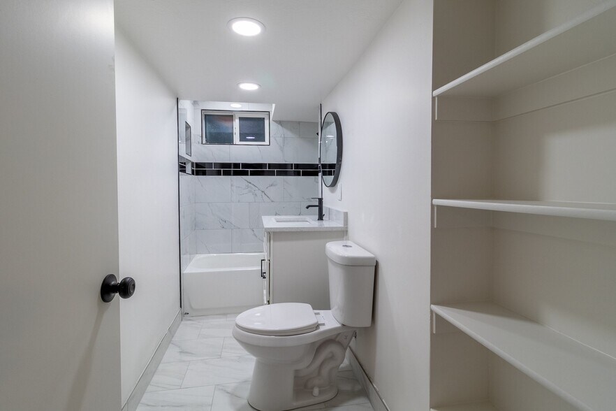 Building Photo - 5065 600 W