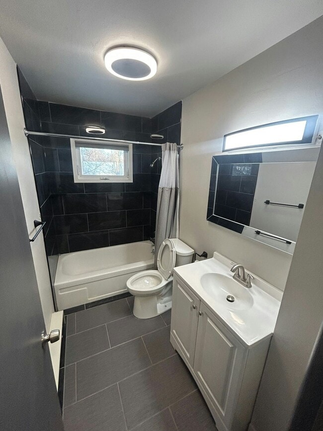 Building Photo - 2011 Salem Ct