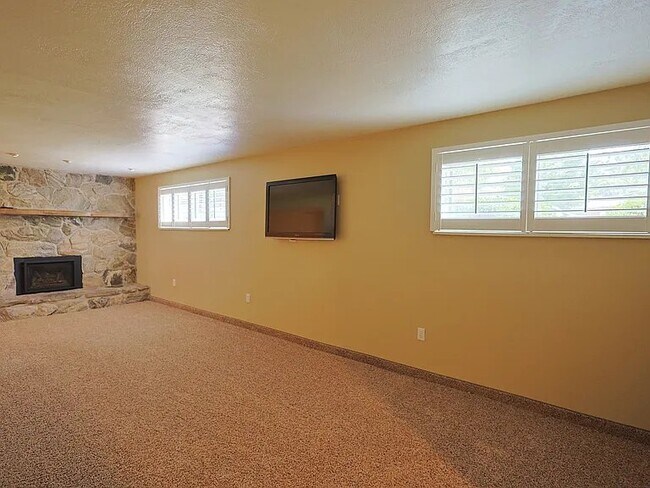 Building Photo - 132 S Larkin Ln