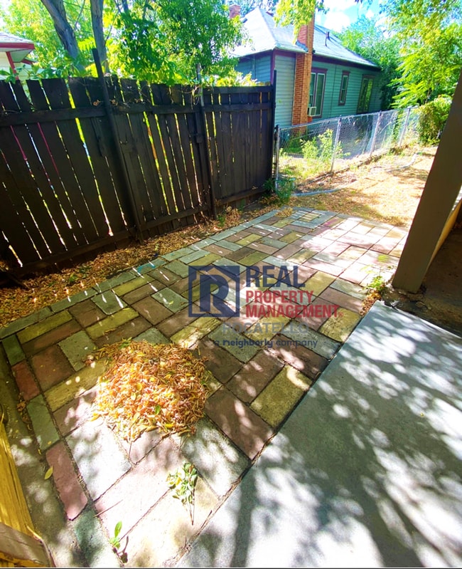 Building Photo - 3 bedroom 1 bath home - Dogs negotiable with additional fees