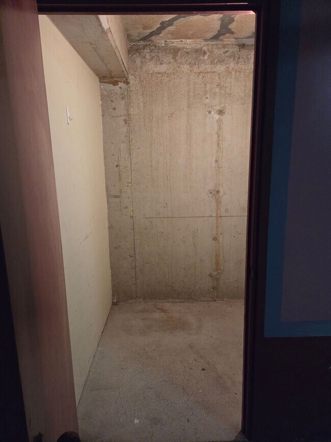 Building Photo - Rarely available 1-bedroom, 1-bathroom luxury apartment in the Punahou Cliffs Condominium.