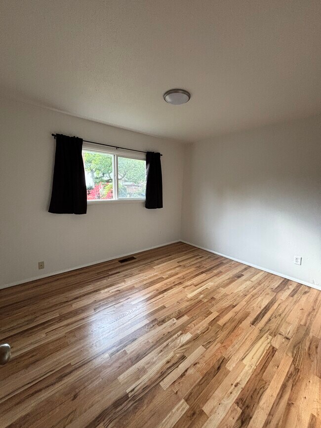 Building Photo - 7912 N Dwight Ave