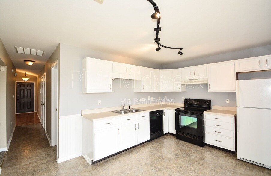 Building Photo - 1994 Falcon Ct