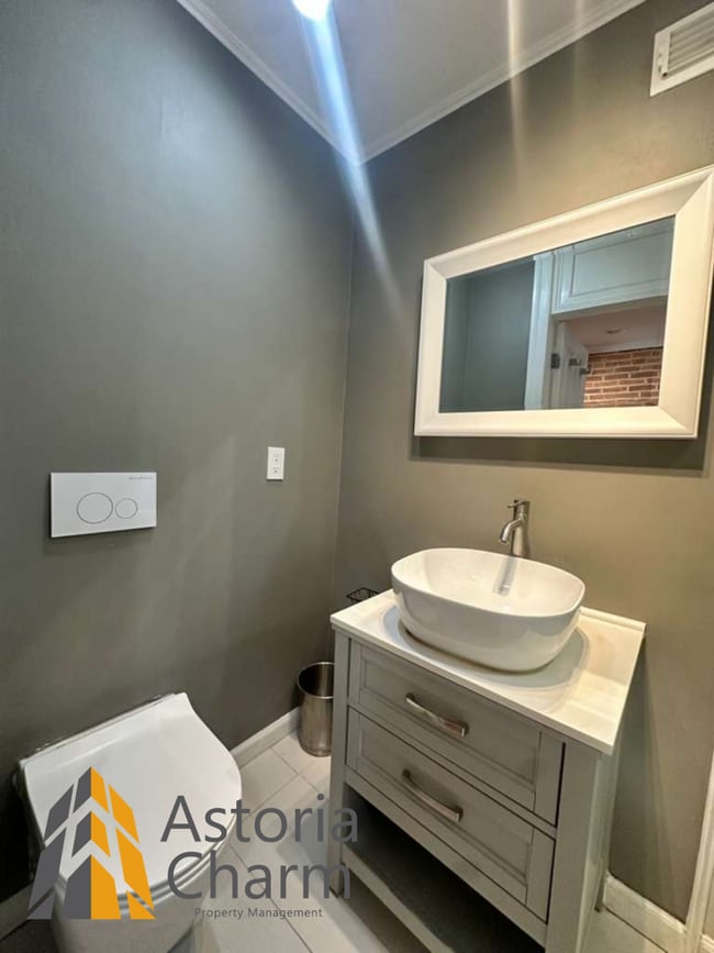 Building Photo - Stylish 2 Bedroom with Spa Bath, Hardwood Floors and Parking
