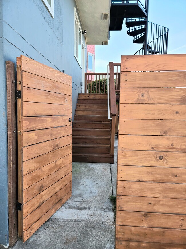 Building Photo - 2215 Rivera St