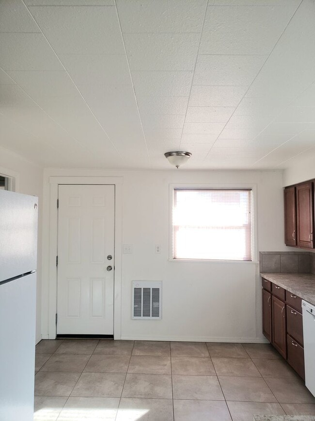 Building Photo - 2+ Bedroom, 2 bathroom Charming Home Available!