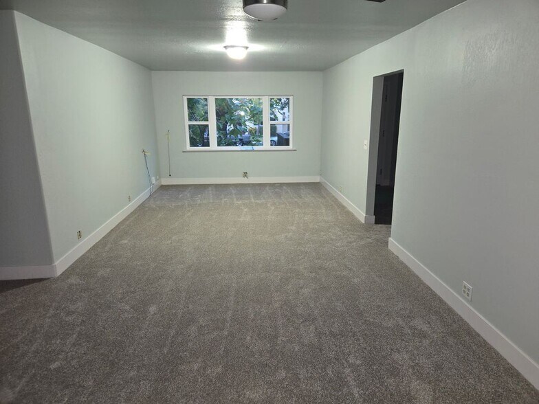 Building Photo - 534 College St