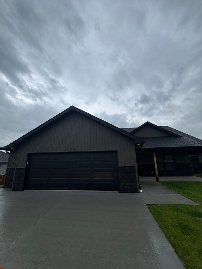 Building Photo - 3 bedroom 2 bath house