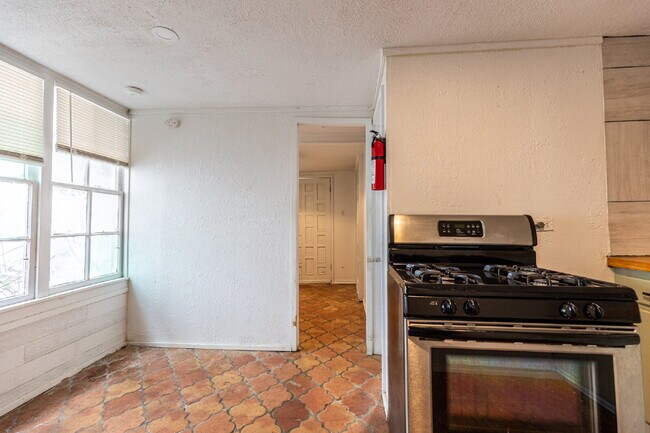 Building Photo - 426 W Woodlawn Ave