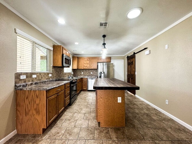 Building Photo - "Newly Updated 3-Bedroom Duplex with 2 Ful...
