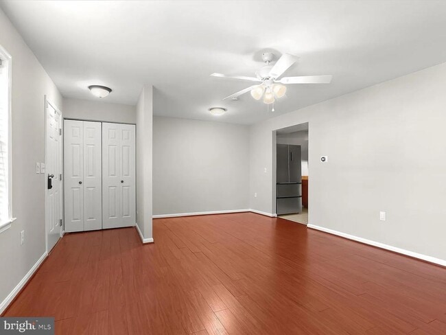 Building Photo - 9075 N Laurel Rd