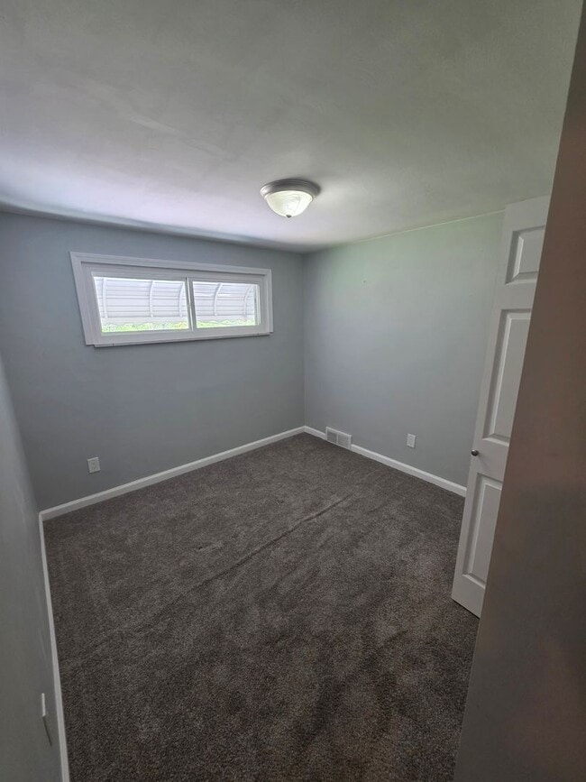 Building Photo - 3-bedroom, 2-bath home in West Mifflin