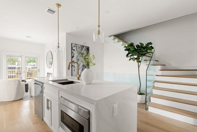 Building Photo - 100 Bennington St