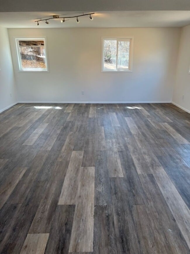 Building Photo - 4 BEDROOM HOME IN SKYWAY!!