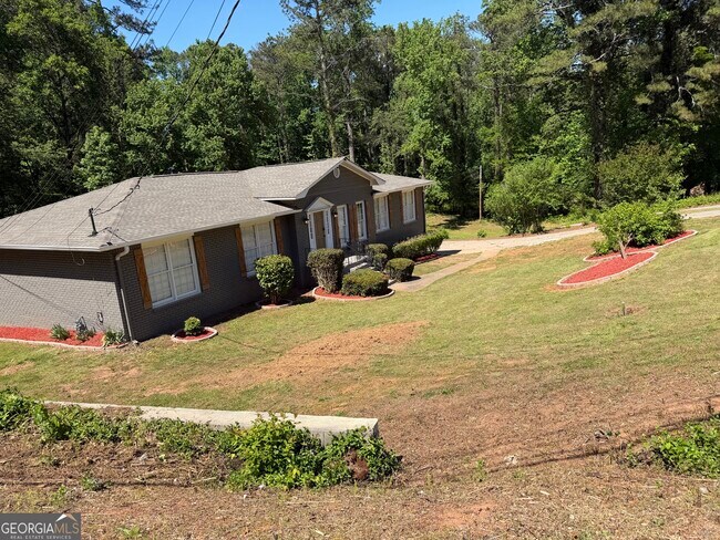 Building Photo - 3336 Camelot Dr NE