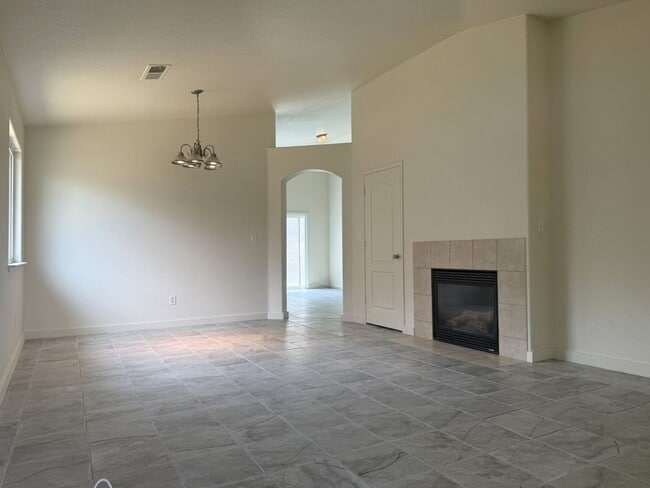 Building Photo - Available NOW!! 3/2 Open floor plan!
