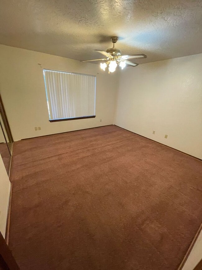 Building Photo - 4 BEDROOM APPLE VALLEY HOME