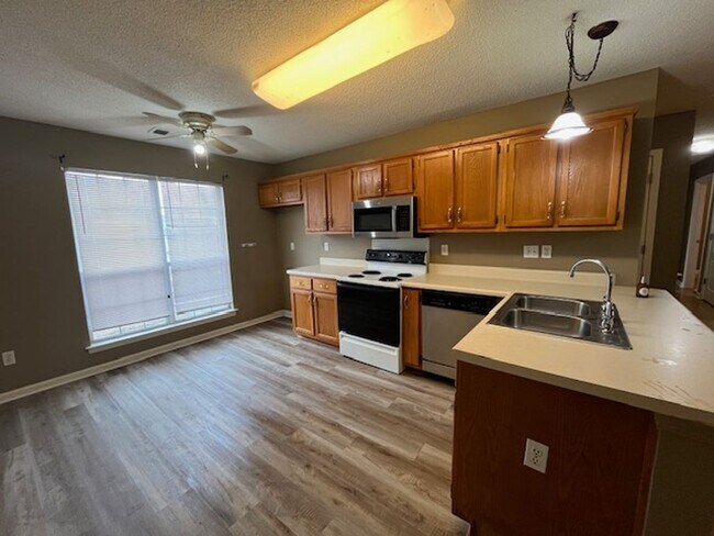 Building Photo - Renovated 3 Bedroom 2 Bath Home with 2 Car Garage for Rent!!