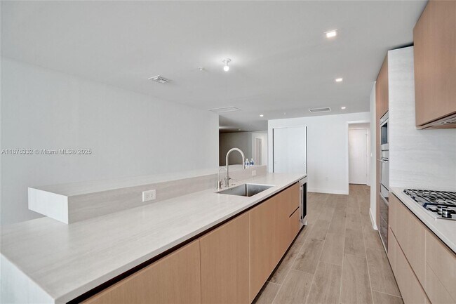 Building Photo - 900 N Ocean Blvd