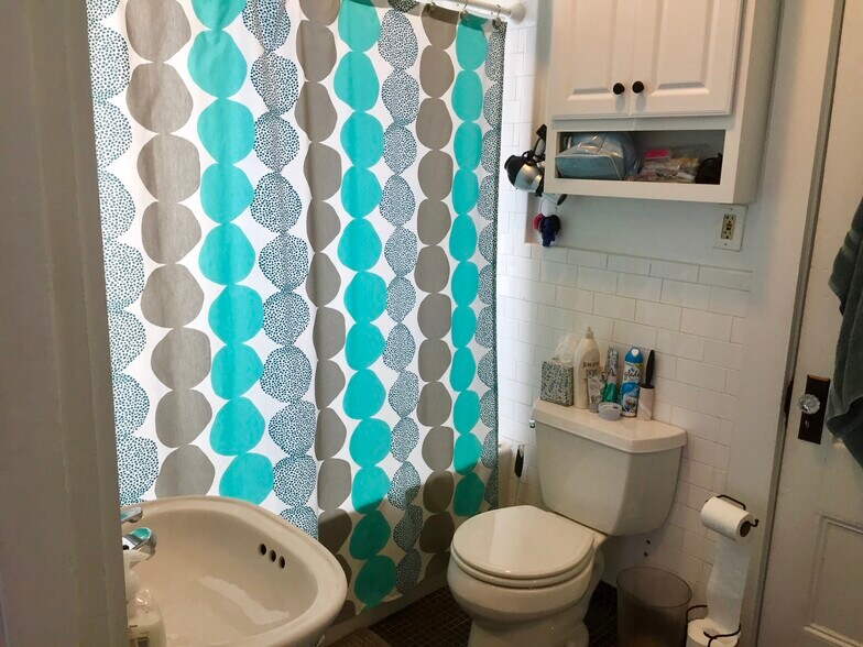 Bathroom (Jack &amp; Jill) - 16 Tecumseh Street