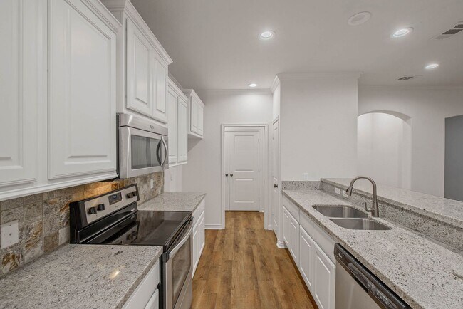 Building Photo - 3 Bed Townhome Minutes from Campus in Quiet Area