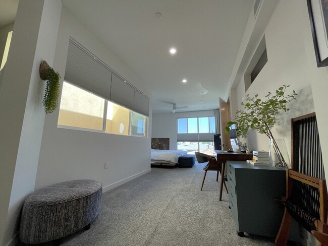 Building Photo - 14107 W Monroe Pl