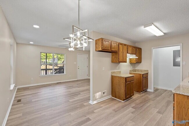 Building Photo - Coming soon!!! "Delightful 3-Bed Retreat in Huntsville with Spacious Living - 1101 Sq Ft!"