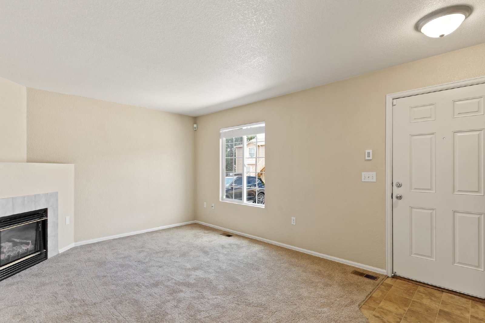 Building Photo - Move-In Ready 2-Bed Townhome with A/C & Fi...