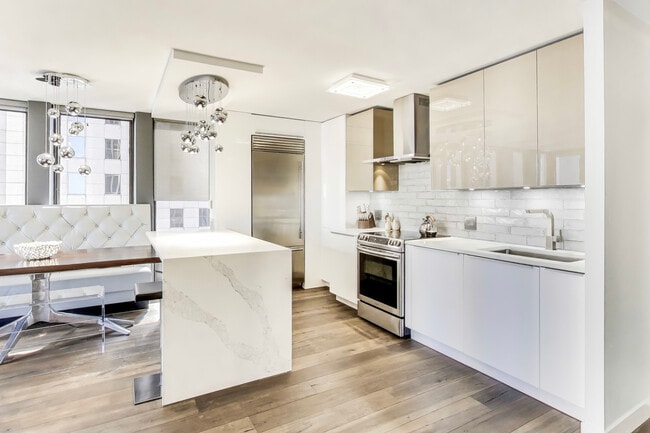 Building Photo - 100 E Walton St