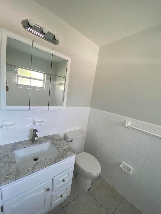 Building Photo - 853 SE 4th Ct