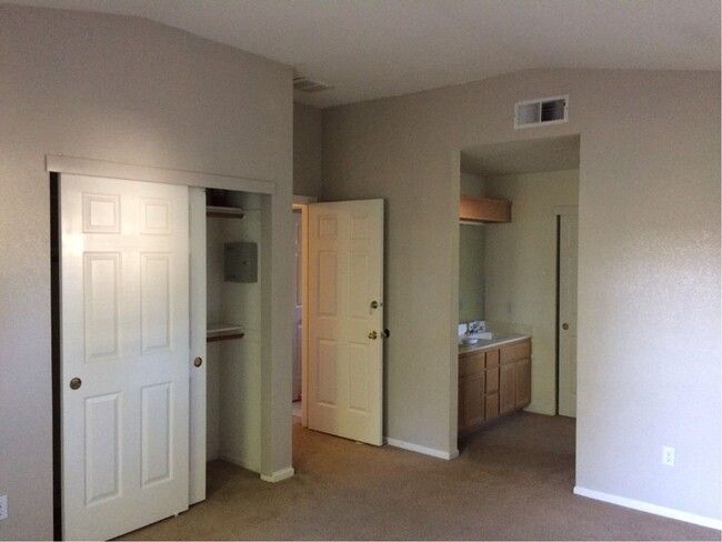 Building Photo - Spacious 3 Bedroom Home available in South...