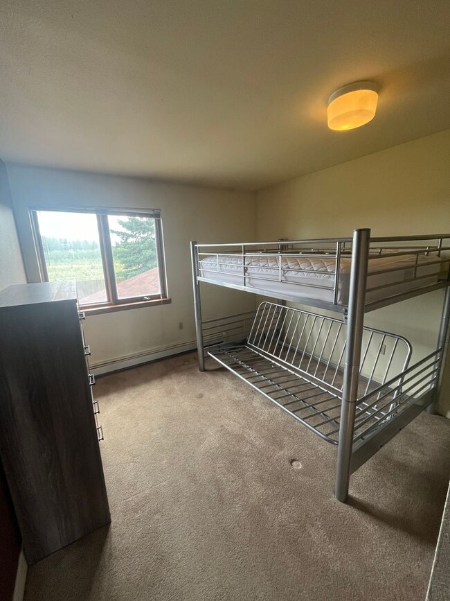 Building Photo - Partially furnished/heat included/4 bedroom