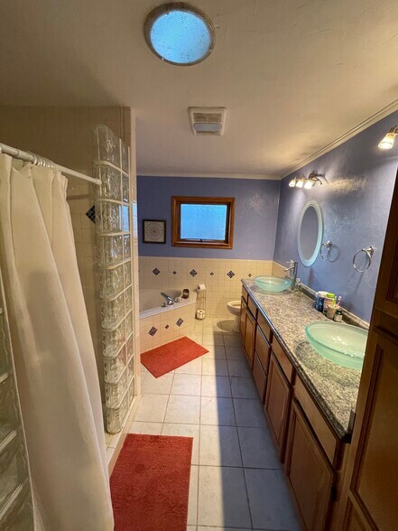 Bath in bedroom 5 - 2031 NW 8th Pl