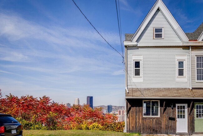 Building Photo - AVAILABLE NOW - Beautiful 3 Bedroom Home w...