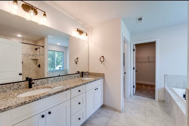 Building Photo - 7 Limox Ln